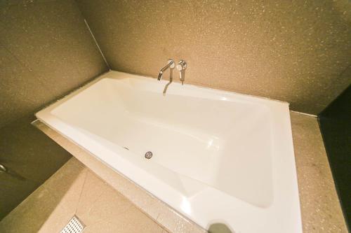 Bathroom, Myeongjak Hotel in Chuncheon-si