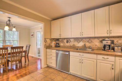 Updated Family Home about 1 Mile to Lake Lanier!