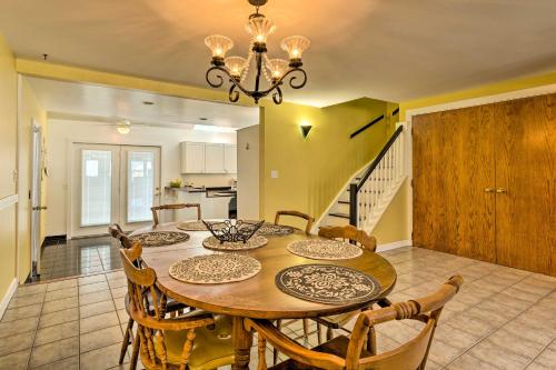 Sunny Coastal Cottage with Deck and Walk to Beach - image 6