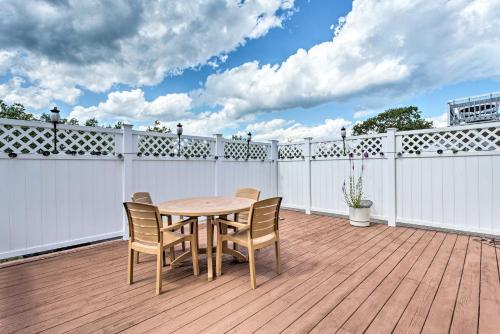 Sunny Coastal Cottage with Deck and Walk to Beach - image 8
