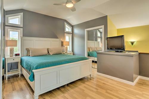Sunny Coastal Cottage with Deck and Walk to Beach - image 14