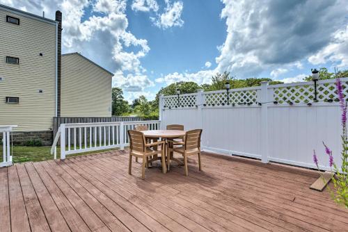 Sunny Coastal Cottage with Deck and Walk to Beach - image 9