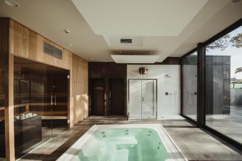 Best Western Plus Golden Lakes Hotel - image 13