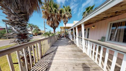 Beach House Bungalow - image 2