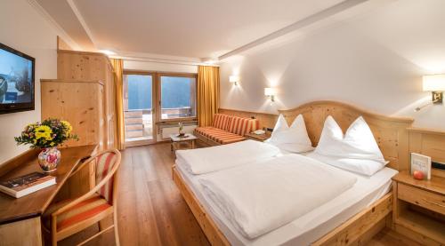 Deluxe Double or Twin Room with Mountain View