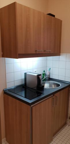 Kitchen, Airport Hotel One Aparthotel Sylt in Tinnum