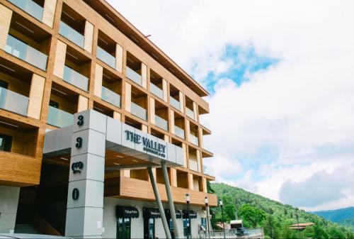 Hotellet från utsidan, The Valley Bakuriani MountInn in Bakuriani