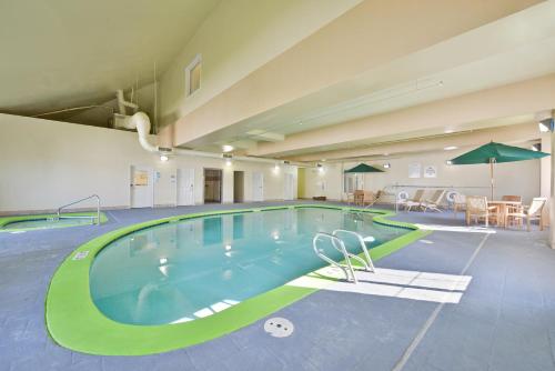 홀리데이 인 익스프레스 앤 스위트 타코마 사우스 - 레이크우드 바이 IHG - 수영장