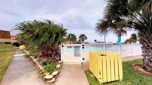 41Ir: Beach Retreat Condo - image 5