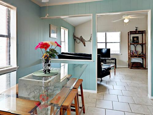 Lowki Bungalow - main image