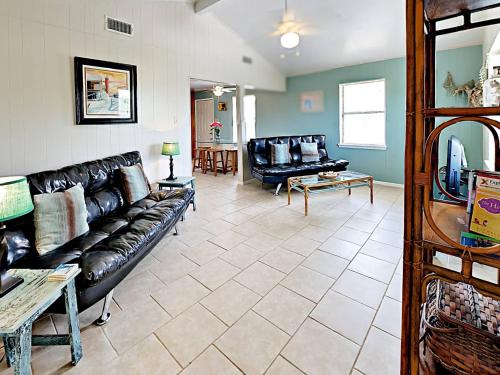 Lowki Bungalow - image 8