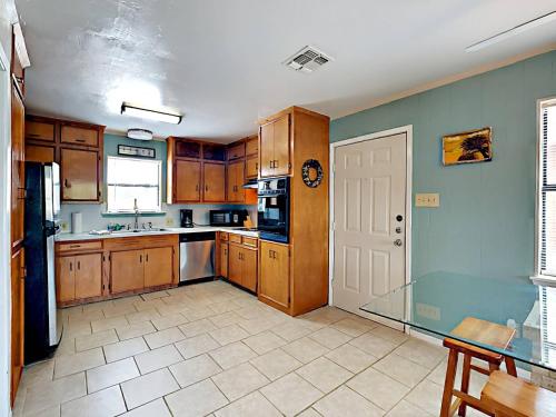 Lowki Bungalow - image 12
