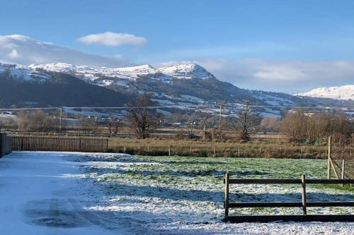 Semi Detached Cottage Snowdonia with hot tub