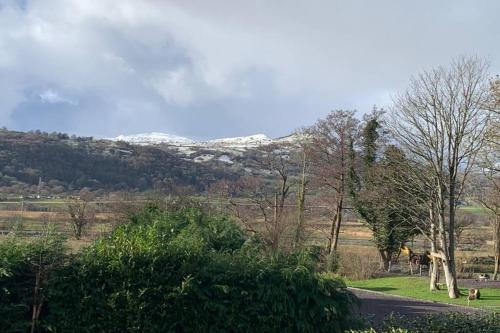 Semi Detached Cottage Snowdonia with hot tub