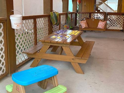 Orange Flamingo home - image 5