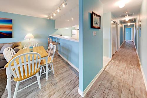 221B Las Palmas Condo - image 6