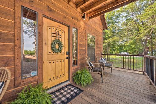 Luxury Forest Cabin about 3 Mi to Broken Bow Lake!