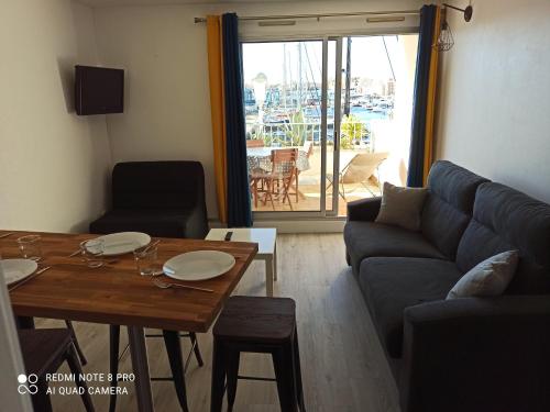 Studio cabine avec terrasse, vue sur le port, entre plage et port, avec parking