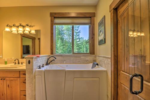 Bigfork Modern Living - Pet and Family Friendly! - image 5