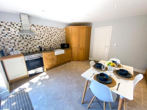 Central MK House with Balcony, Pool Table, Smart TVs, Free Parking and Garden by Yoko Property