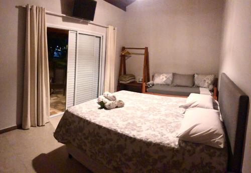 1 queen bed, 1 sofa bed