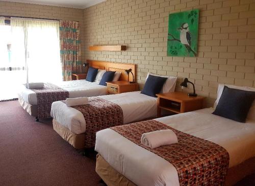 Barooga Country Inn Motel Barooga Country Inn Motel is perfectly located for both business and leisure guests in Barooga. The hotel has everything you need for a comfortable stay. Car park, BBQ facilities, newspapers, laundry 