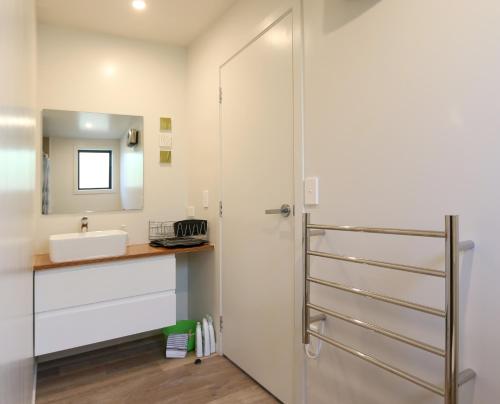 Bathroom, Wanaka Riverside 2 Room Apartment in Albert Town