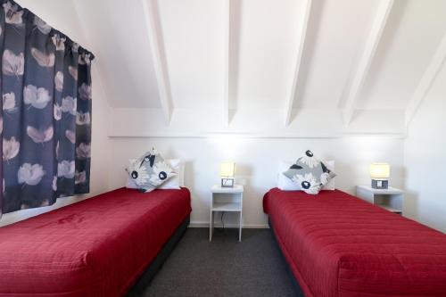 Gables Lakefront Motel - image 5