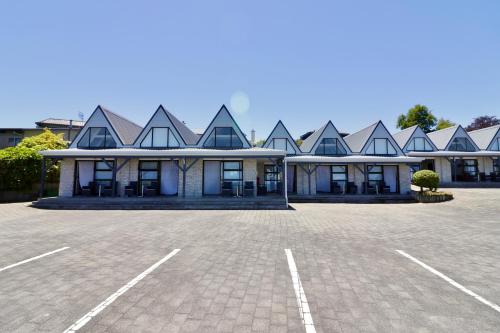 Gables Lakefront Motel - image 4