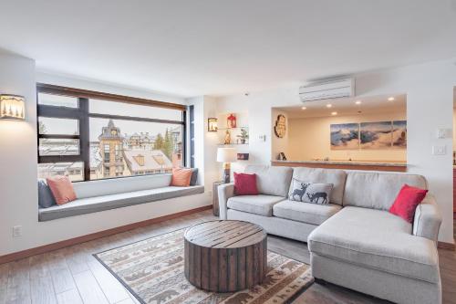 Apartment with Mountain View