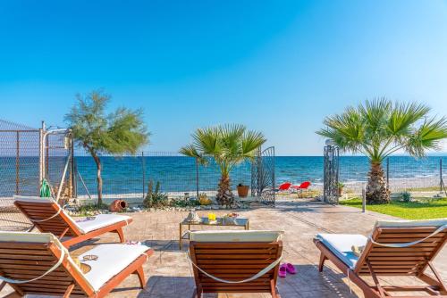 3 bedrooms house with sea view enclosed garden and wifi at Marathon gîte à louer Panayía Mesosporítissa