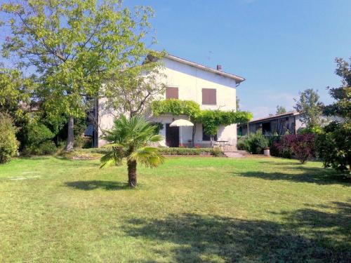  Cosy detached house, 4 km far from Lake Garda, big private garden with terrace, Pension in Pastrengo