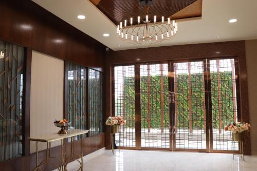 . Viceroy Residency Manor