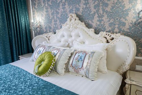 Pilot Hotel - image 11