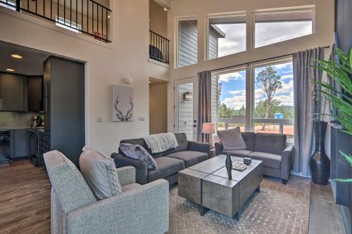 Fire Pit, Deck and Mtn Views Upscale Pine Cabin!