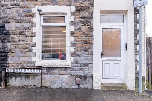 Buitenkant, Contractor Base - TVs in Rooms - M4 Nearby in Morriston