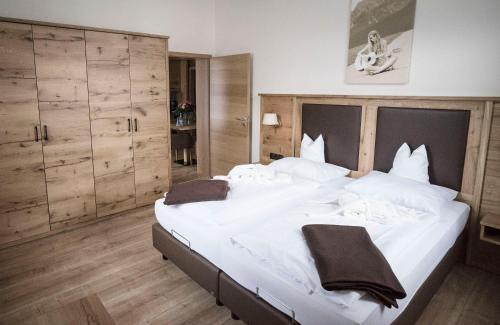 2 twin beds, 1 sofa bed