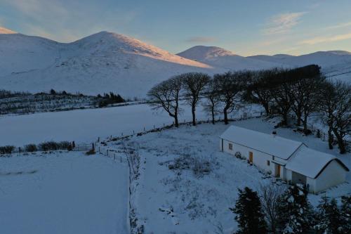 Thistle Thatch Cottage And Hot Tub - Mourne Mountains, Castlewellan, County Down