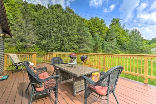 Bright Tucked-Away Cabin with Furnished Deck and Grill in South Kortright, USA