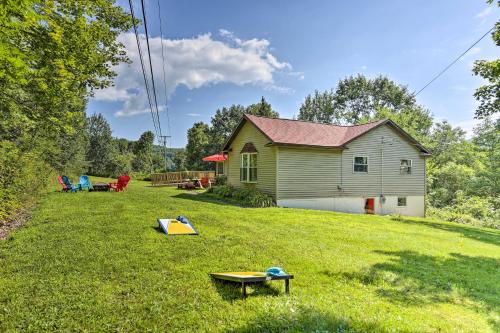 Bright Tucked-Away Cabin with Furnished Deck and Grill in South Kortright, USA
