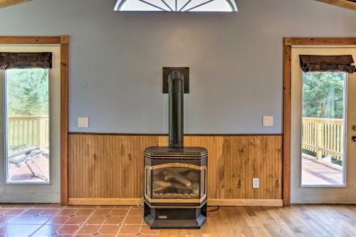 Bright Tucked-Away Cabin with Furnished Deck and Grill in South Kortright, USA
