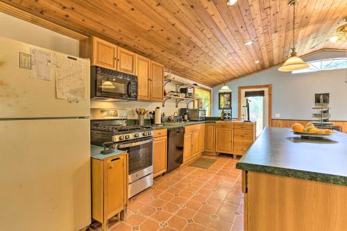 Bright Tucked-Away Cabin with Furnished Deck and Grill in South Kortright, USA