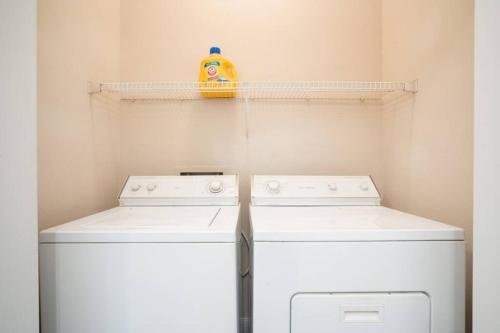 HUGE 2bd APT w/ Fast Wifi + Shuttle + Sleeps 6 by NRG
