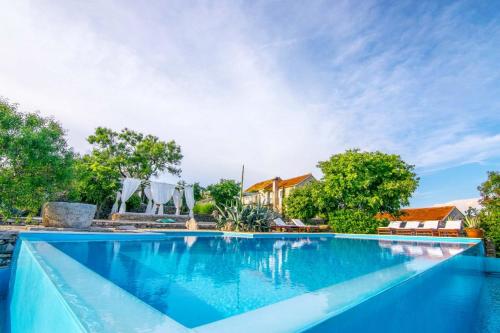 Villa Humac Palazio 4 Authentic Bedrooms Private Pool Tennis Court Sauna AC - image 3