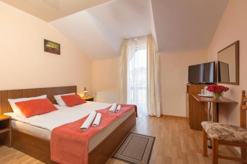 Deluxe Double or Twin Room with Mountain View