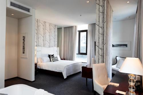 DAVINCI Hotel on Nelson Mandela Square