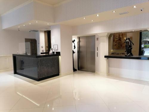 Rose Hotel - image 5