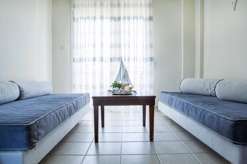 1 queen bed, 2 sofa beds