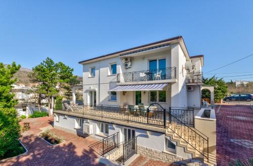 Seaside Guesthouse by JR City Apartments