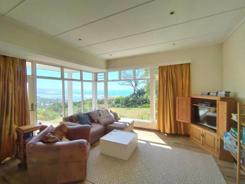 Russell's Holiday Home - Covered Patio & Sea Views, Large Garden & Pet Friendly